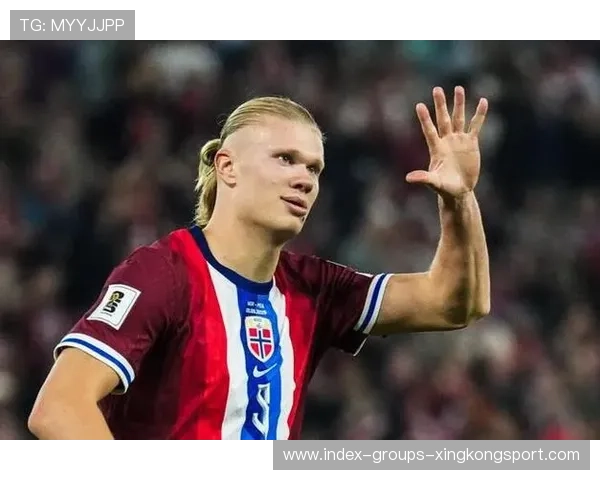 哈兰德护球稳健转身迅速推进：球场上的王者风范