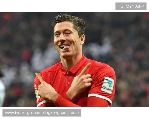 拜仁莱万中路支点回做队友推射入网